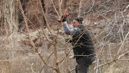 Erzurum’da Çifte Mevsim: Kentte Kar Esareti Sürerken Olur İlçesinde Bahar Temizliği Başladı