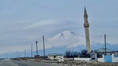 Doğubayazıt’ın İhtişamlı Sembolü: Türkiye’nin Çatısı Ağrı Dağı Zirvesindeki Karıyla Göz Kamaştırıyor