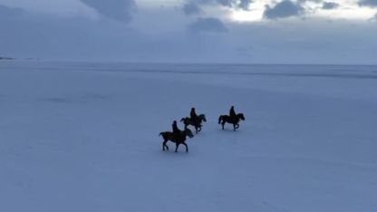 Kristal Yüzeyde Adrenalin Dolu Anlar: Çıldır Gölü’nde Atlı Gençlerin Nefes Kesen Gösterisi