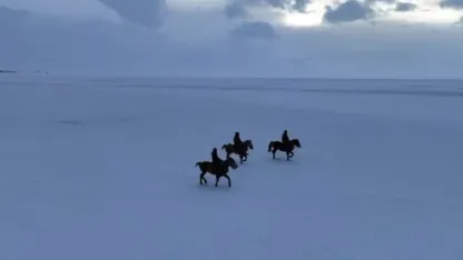 Kristal Yüzeyde Adrenalin Dolu Anlar: Çıldır Gölü’nde Atlı Gençlerin Nefes Kesen Gösterisi