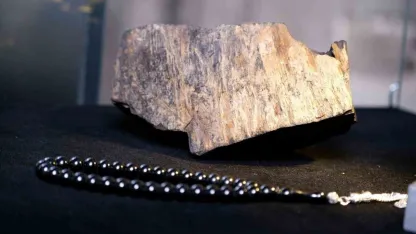 Siyah Kehribar Usta Ellerde Sanata Dönüşüyor