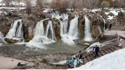 Muradiye Şelalesi Bahar Debisiyle Büyülüyor