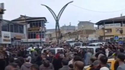 Erciş'te Cadde Ortasında Kavga: Taşlar ve Sopalar Havada Uçuştu