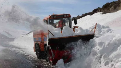 Ardahan-Ardanuç Yolunda Kar Mesaisi Karayolları Ekipleri Ulaşım İçin Seferber Oldu