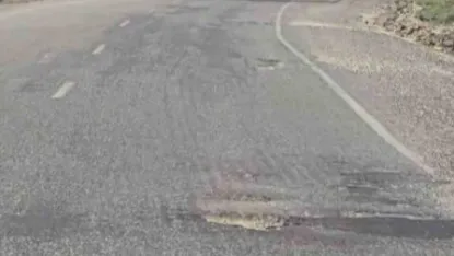 Diyarbakır’da Tehlikeli Yol: Yağmur Yağınca Çukurlar Tuzak Oluyor!