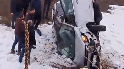 Kars'ta Şarampole Devrilen Sürücü Emniyet Kemeri Sayesinde Kazadan Yaralanmadan Kurtuldu