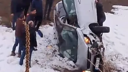 Kars'ta Şarampole Devrilen Sürücü Emniyet Kemeri Sayesinde Kazadan Yaralanmadan Kurtuldu