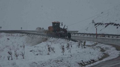 Van’da Kar Yağışı ve Sis Ulaşımı Aksatırken 21 Yerleşim Yerinin Yolu Kapandı