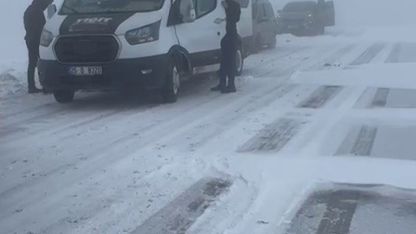 Erzurum-Tekman Kara Yolunda Kar ve Tipi Esareti: Onlarca Araç Mahsur Kaldı