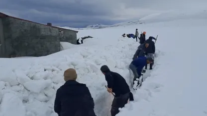 Ağrı’nın Doğubayazıt İlçesinde Kar Erimesine Karşı Köylülerden Sel Önlemi