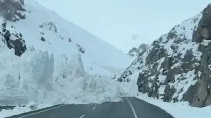 Van Hakkari Karayoluna Çığ Düştü Çok Sayıda Araç Mahsur Kaldı