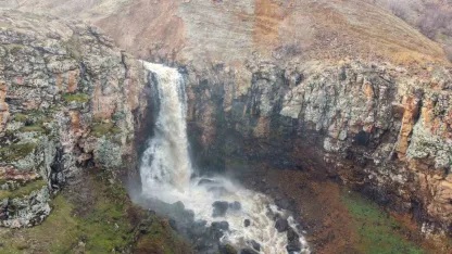 Muş'ta Eriyen Kar Suları Şelalelerin Debisini Artırdı