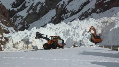 Van Hakkari Karayolu Kırmızıtaş Mevkisinde Çığ Ulaşımı Durdurdu