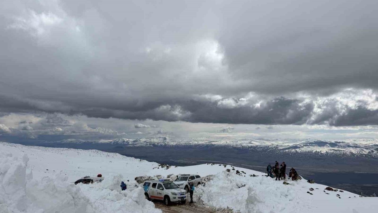 Ağrı Dağı'nda Zirve Dönüşü Panik: 5 Kişilik Gruptaki Dağcıdan Haber Alınamıyor