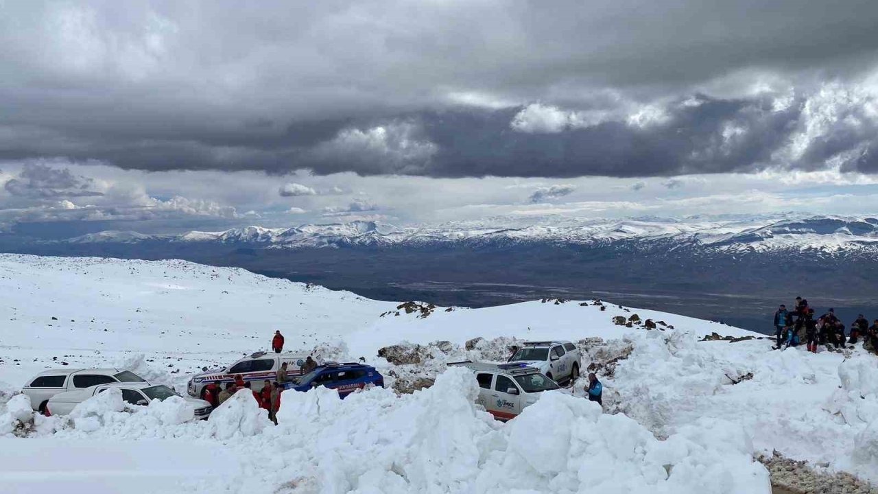 Ağrı Dağı’nda Zirve Yolunda Tırmanış Krizi