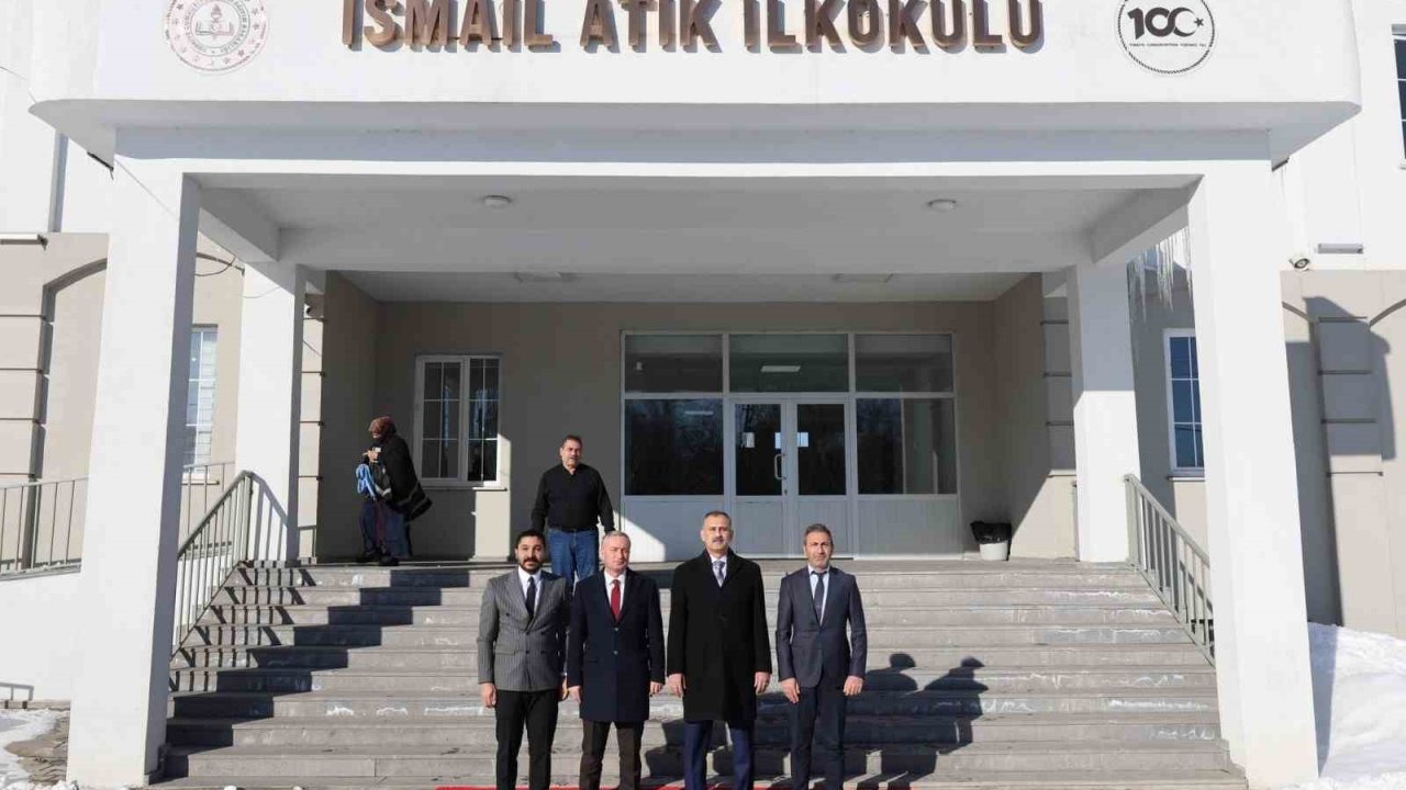 Ağrı Valisi Önder Bozkurt okul ziyaretlerinde incelemelerde bulundu