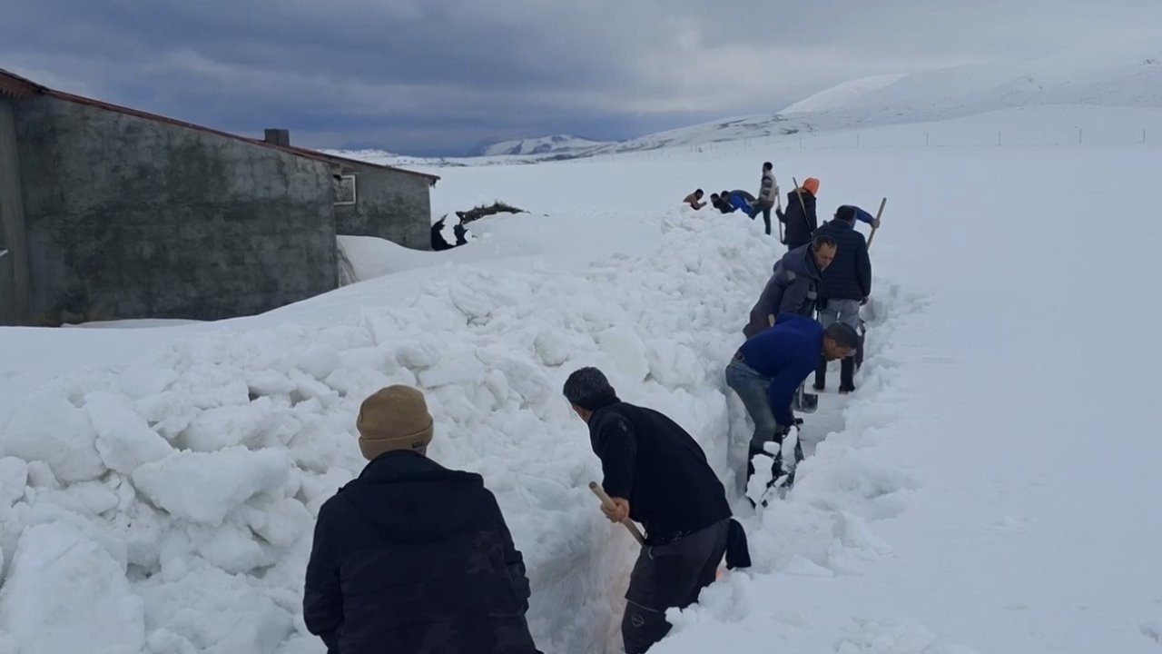 Ağrı’nın Doğubayazıt İlçesinde Kar Erimesine Karşı Köylülerden Sel Önlemi