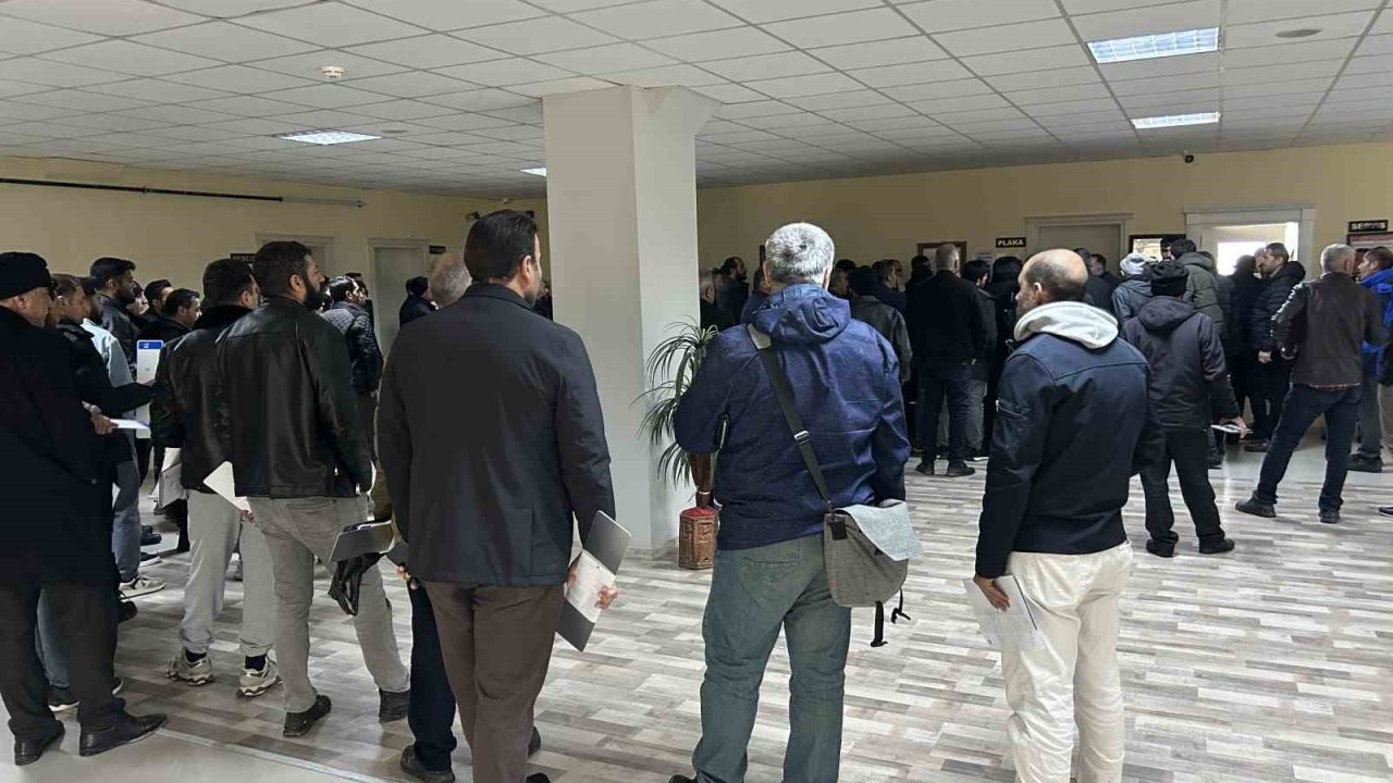 APP Plakada Büyük Ceza Kapıda: Van’da Plaka Kuyrukları Günlerce Sürüyor