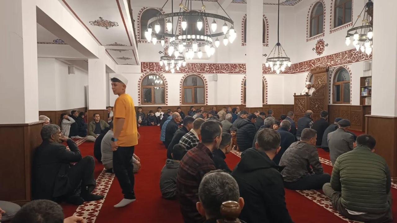 Aralık’ta Kadir Gecesi Coşkusu: Eller Semaya Af İçin Açıldı!