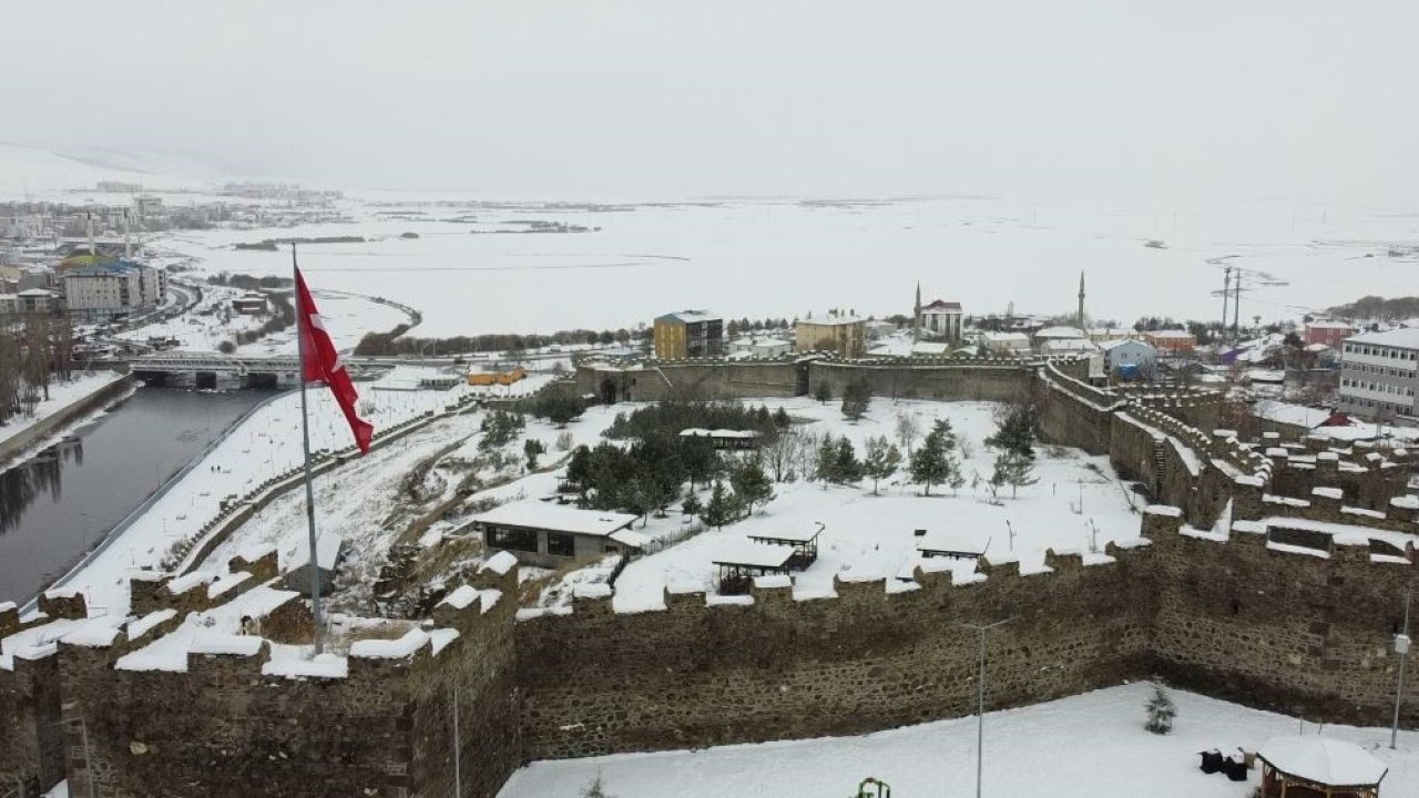 Ardahan Kalesi Kar Altında: Tarihi Yapı Beyaz Örtüyle Havadan Görüntülendi