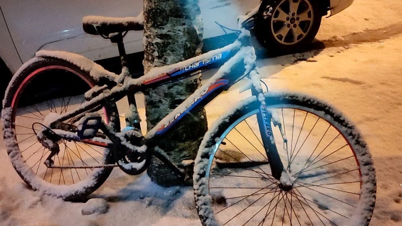 Ardahan’da Akşam Sürprizi: Mart Ayında Kar Yağışı Geri Döndü