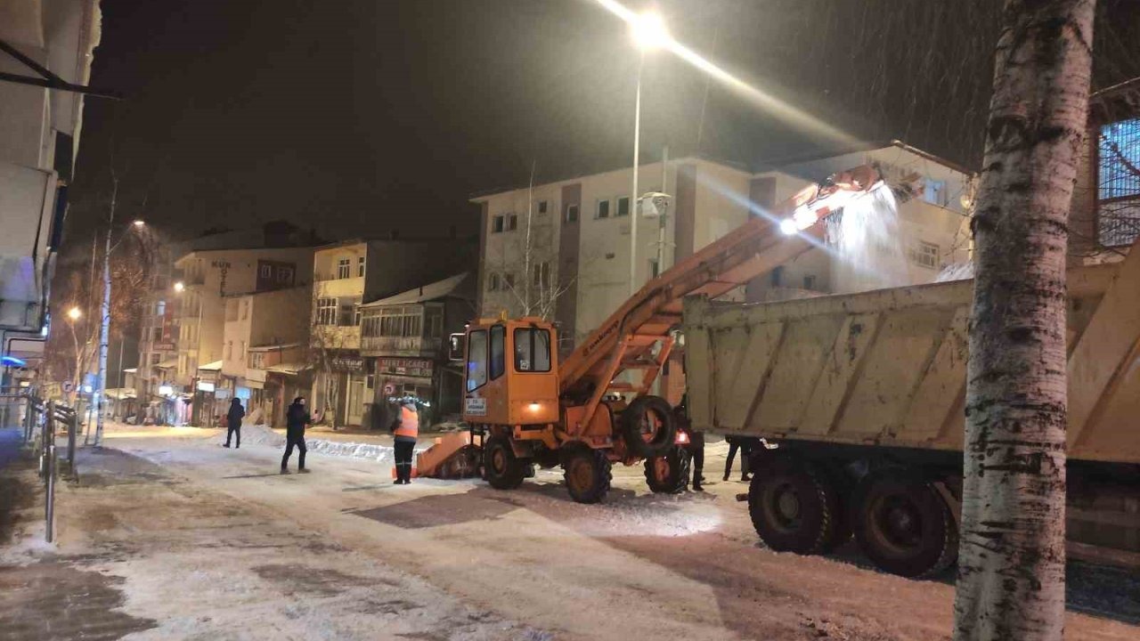Ardahan’da Kar Mesaisi: 260 Kamyon Kar Şehir Dışına Taşındı