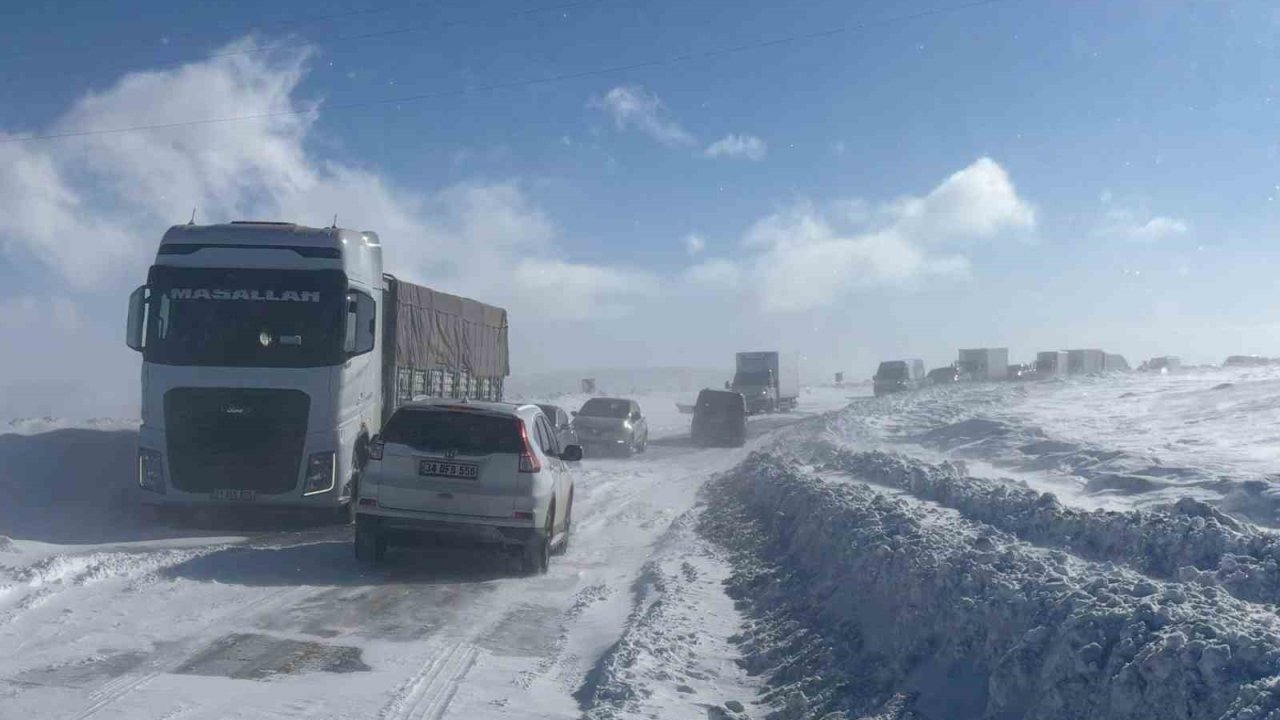 Ardahan’da Kar ve Tipi Ulaşımı Durdurdu: Kars-Göle Yolu Kapalı