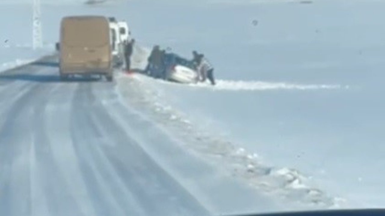 Arpaçay’da Kara Saplanan Araç Köylülerin Dayanışmasıyla Kurtarıldı