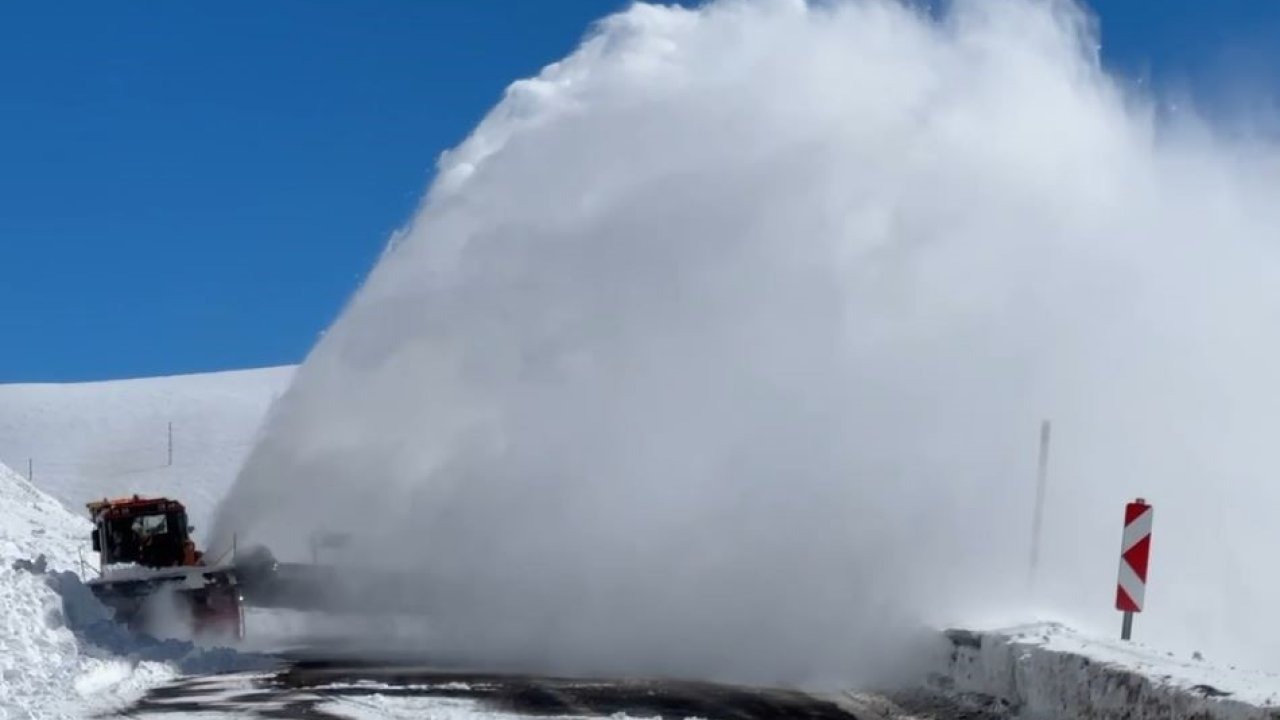Artvin-Ardahan Karayolu Sahara Geçidi'ne Çığ Düştü