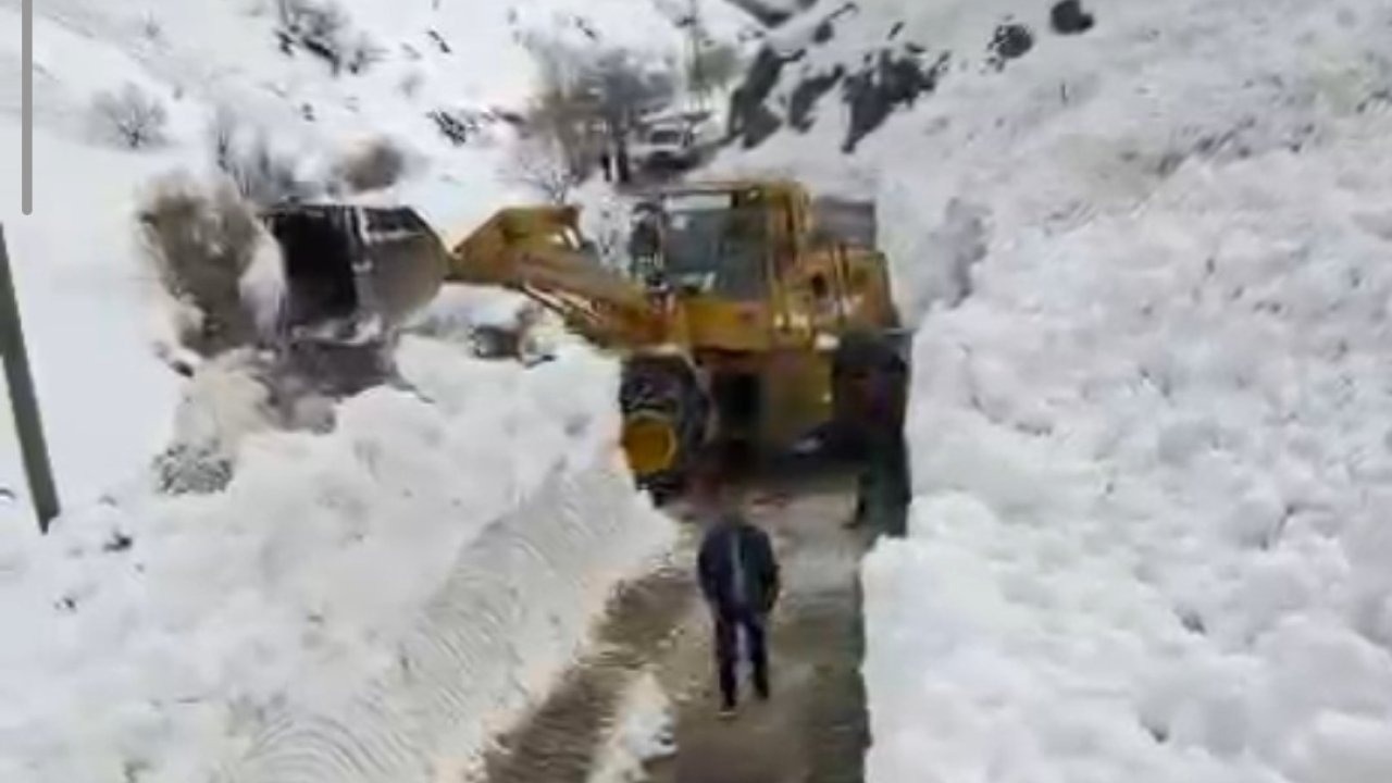 Bahçesaray’da Çığ Mesaisi: Çatbayır Yolu Yeniden Ulaşıma Açıldı