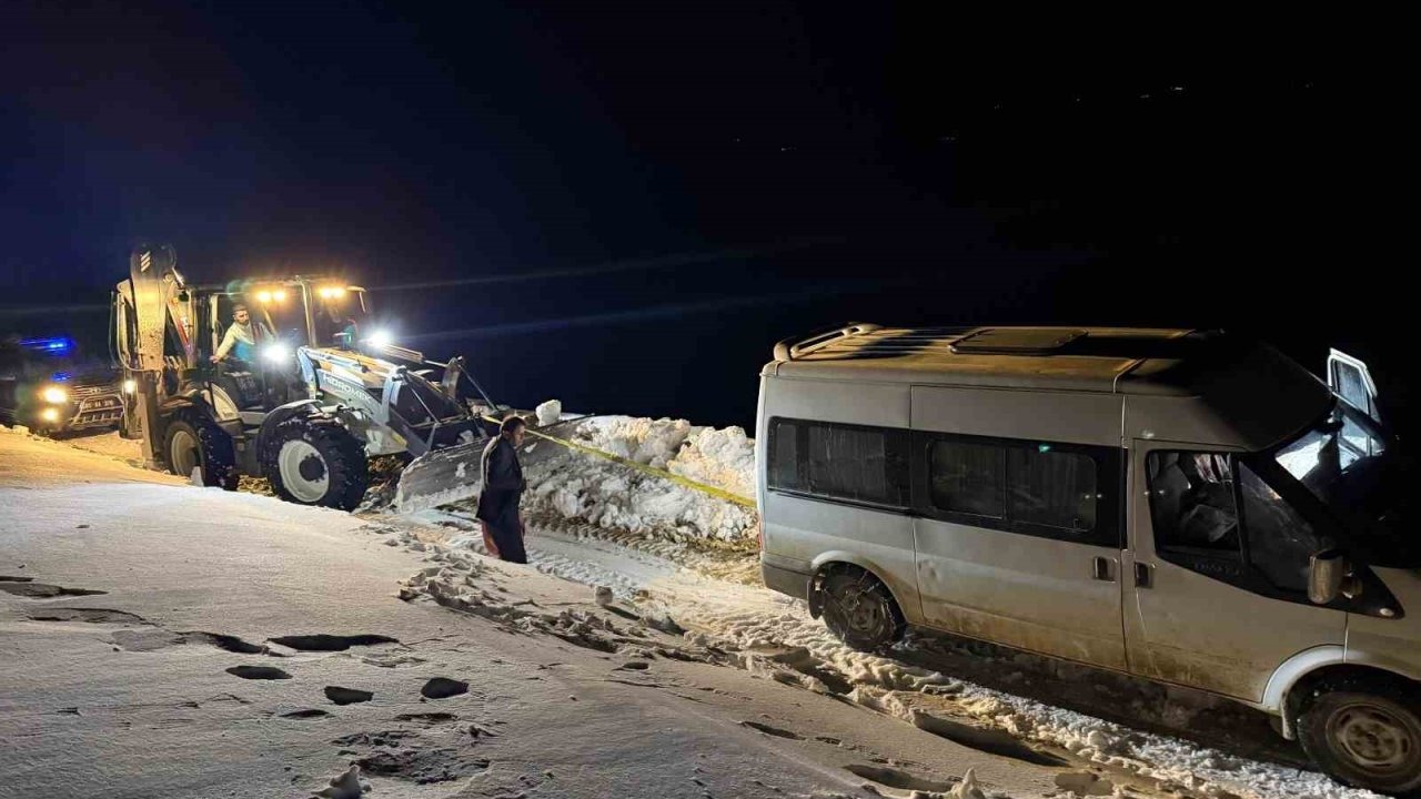 Başkale Koru Mevkiinde Korkutan Gece: Tipi Nedeniyle Yoldan Çıkan Minibüs Kar Esaretinden Kurtarıldı