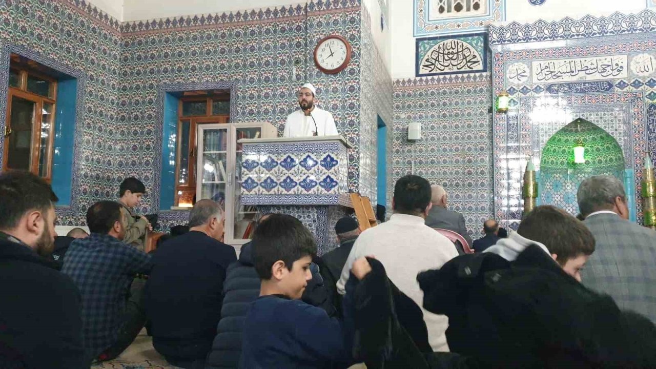 Başkale'de Kadir Gecesi Coşkusu: Camiler Doldu Taştı