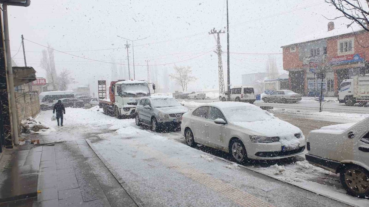 Başkale’de Kar Yağışı Hayatı Olumsuz Etkiledi
