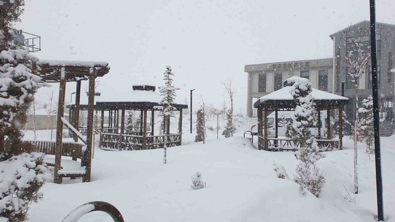 Başkale’de Mart Ayı Sonunda Kar Sürprizi