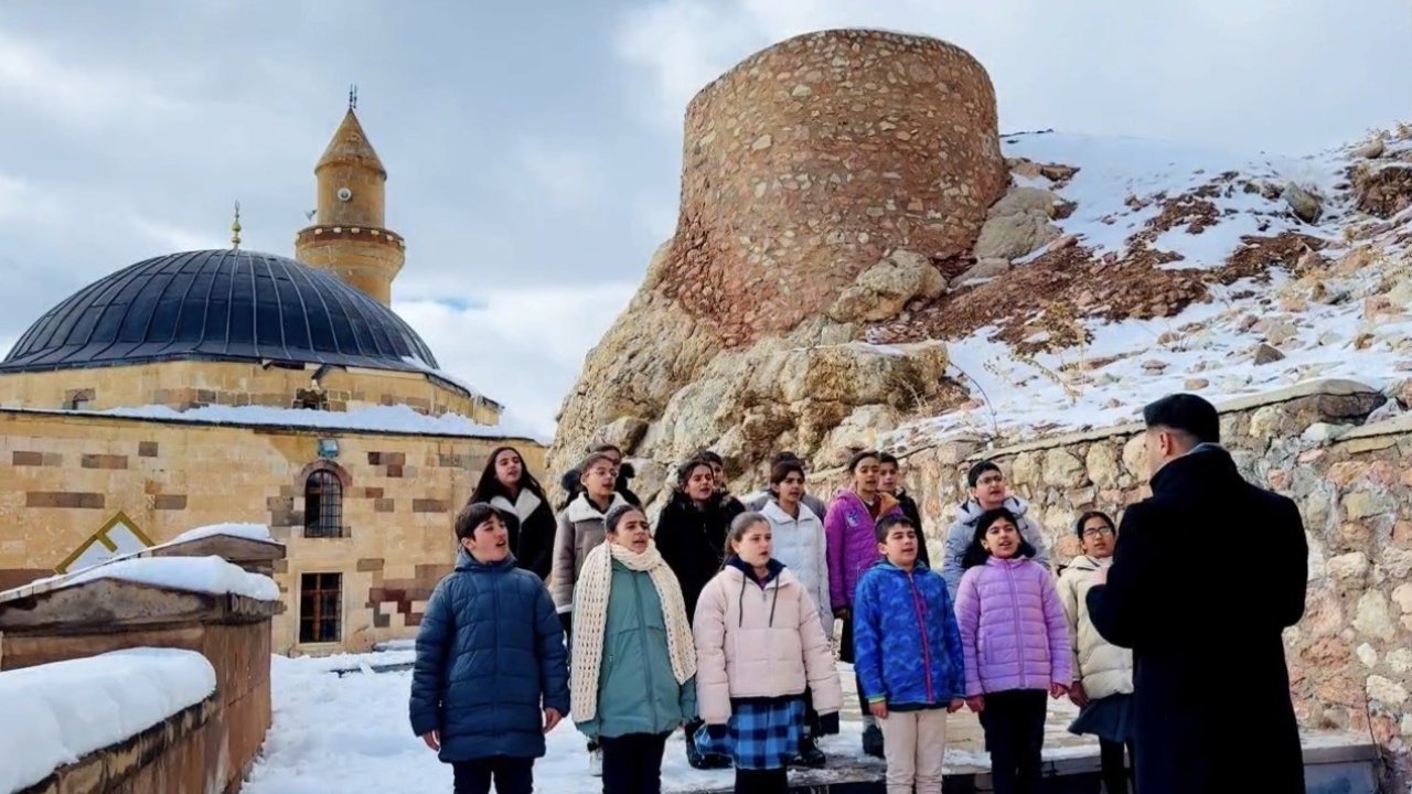 Doğubayazıt’ta "Maarifin Kalbinde Ramazan" Yankılandı: Tarihi Mekanlarda İlahi Coşkusu
