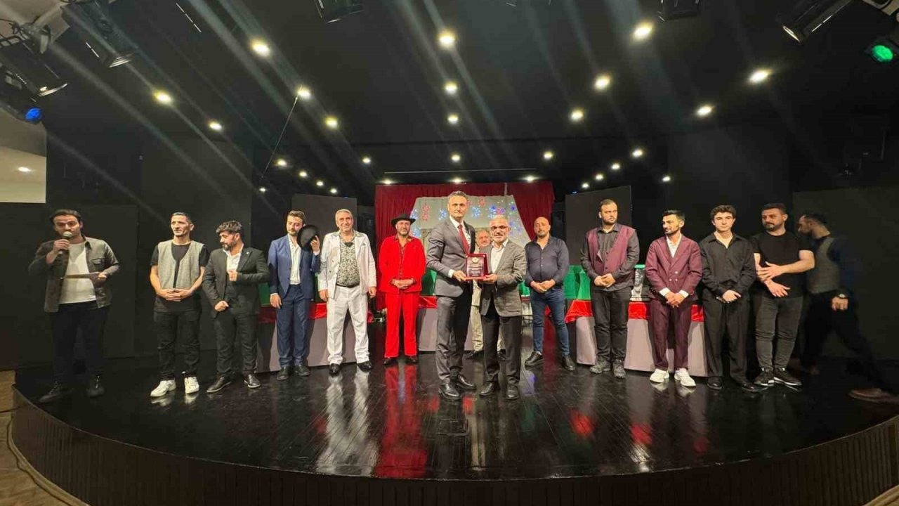 Erzurum Şehir Tiyatroları Hançer Havası Oyunuyla Trabzon’da Sahne Aldı