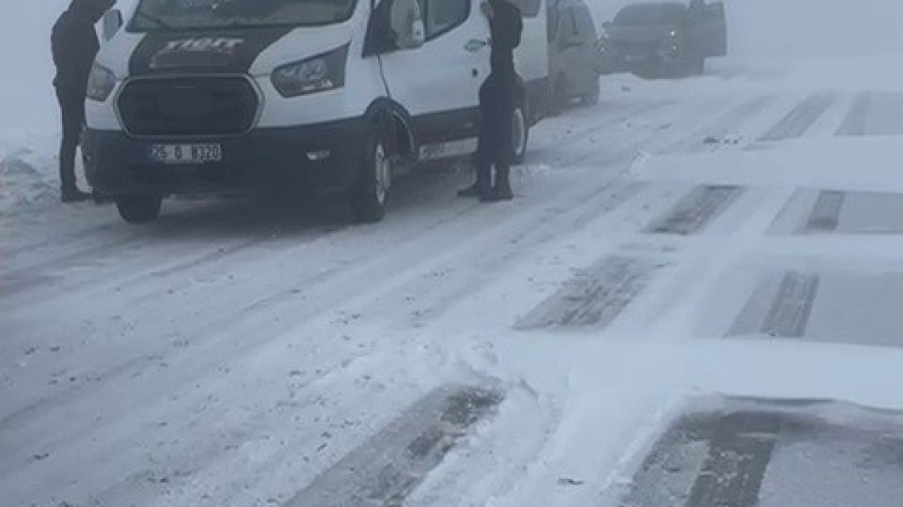 Erzurum-Tekman Kara Yolunda Kar ve Tipi Esareti: Onlarca Araç Mahsur Kaldı