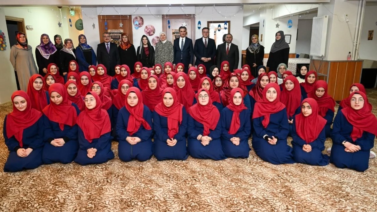 Erzurum Valisi Aydın Baruş, Hafız Adaylarıyla İftar Sofrasında Buluştu