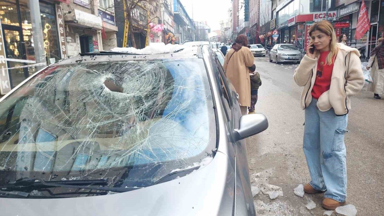 Erzurum'da Çatıdan Düşen Kar ve Buz Kütleleri Dehşet Saçtı