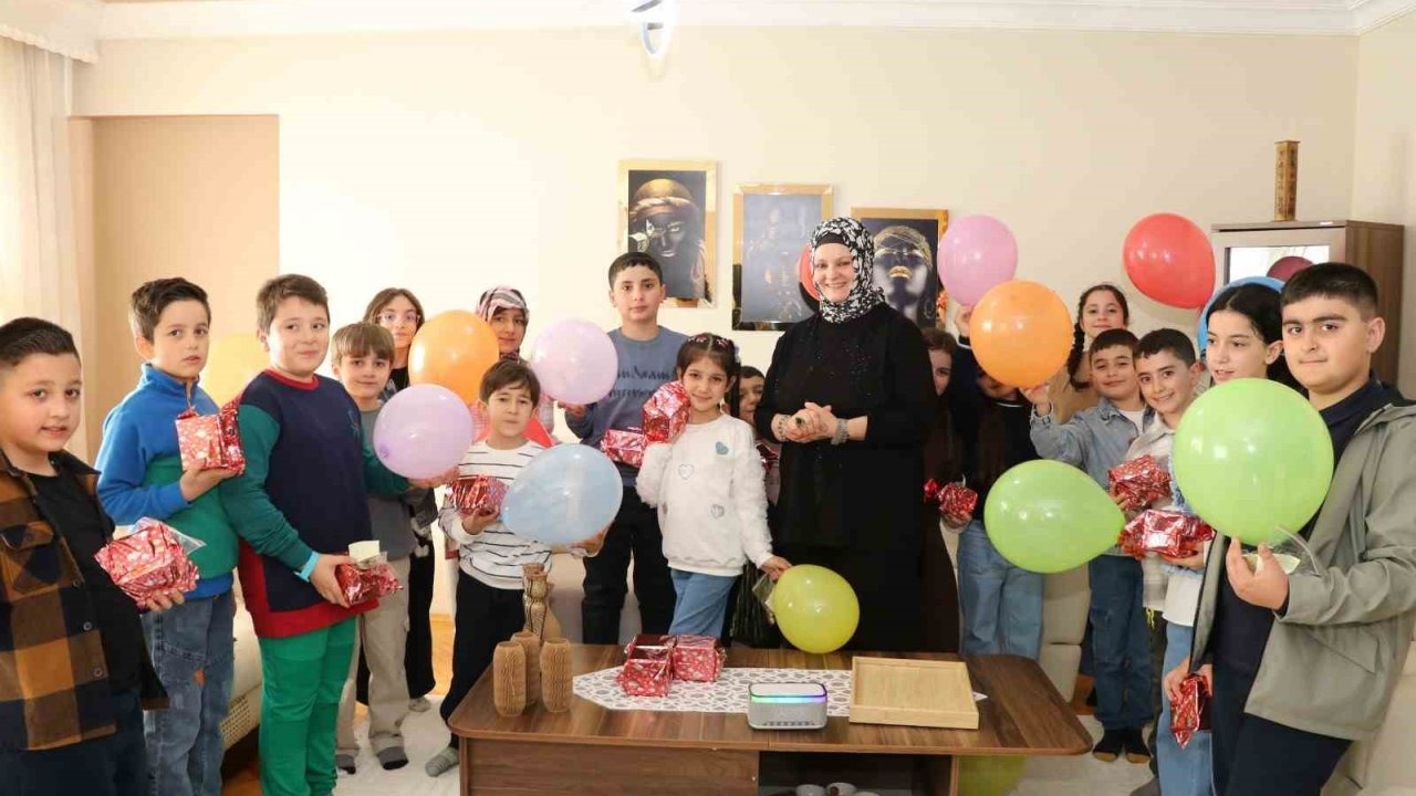 Eski Bayramlar Geri Döndü: Oltulu Şair Betül Altun Evinin Kapılarını Çocuklara Açtı