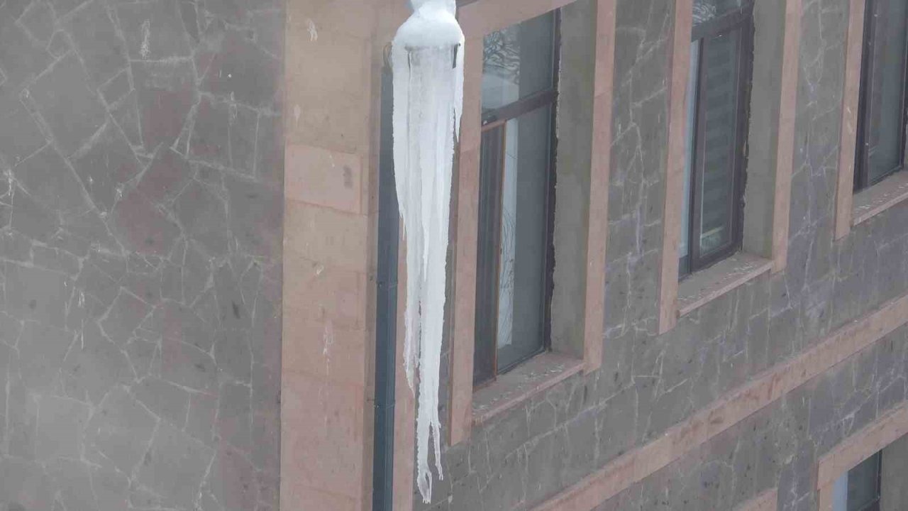 Hayat Buz Kesti: Ardahan'da Termometreler Rekor Seviyeyi Gördü