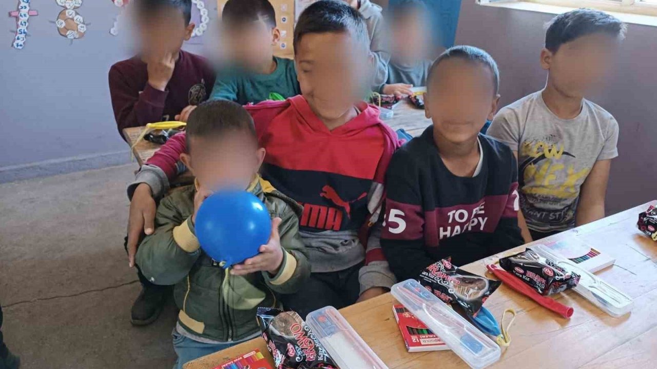 Hayırda Buluşanlar Topluluğu Sınav Malzemeleriyle Öğrencilerin Yüzünü Güldürdü