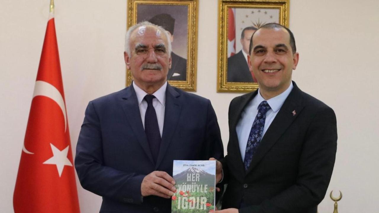 Iğdır Azerbaycan Evi Başkanı Ziya Zakir Acar, Vali M. Fırat Taşolar’ı makamında ziyaret etti