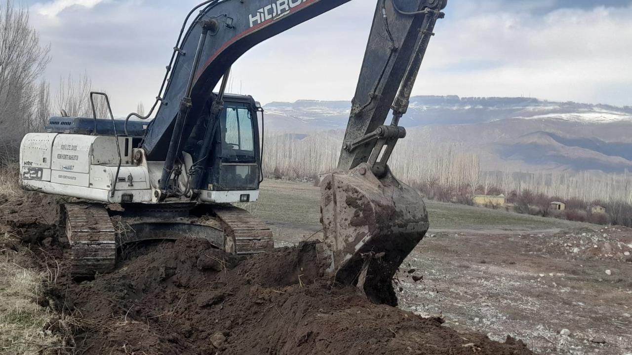 Iğdır İl Özel İdaremiz tarafından Tuzluca ilçemize bağlı Gaziler ve Ağabey köylerinde sulama kanalları, sulama sezonu başlamadan önce hazır hale getirildi