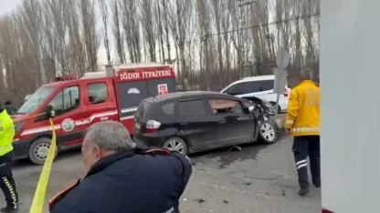 Iğdır Melekli Yolunda Şiddetli Kaza: Kamyon Elektrik Trafosuna Daldı