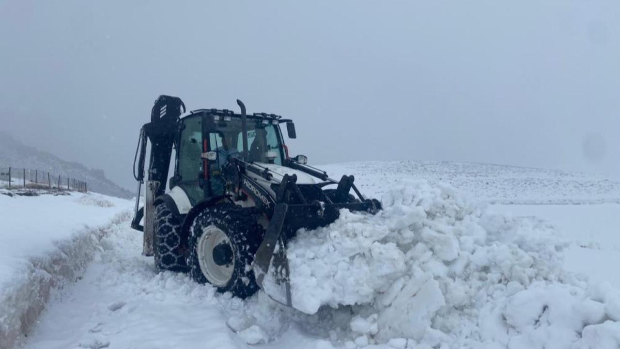 Iğdır’da Baharın Ortasında Kış Geri Döndü: Ekipler Teyakkuzda!