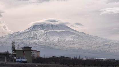 Iğdır’da Doğa Sanatı: Ağrı Dağı Baharı "Şapkasını" Giyerek Karşıladı
