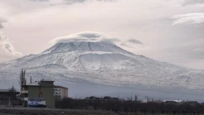 Iğdır’da Doğa Sanatı: Ağrı Dağı Baharı "Şapkasını" Giyerek Karşıladı