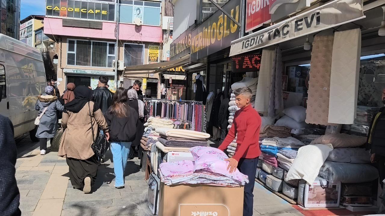 Iğdır’da Güneş Açtı, Bayram Telaşı Sokaklara Taştı