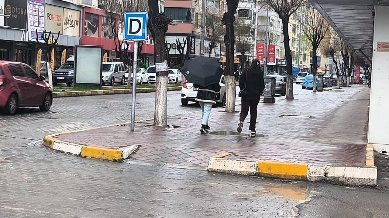 Iğdır’da Hava Ters Köşe Yaptı: Güneş Gitti, Şemsiyeler Geri Geldi!